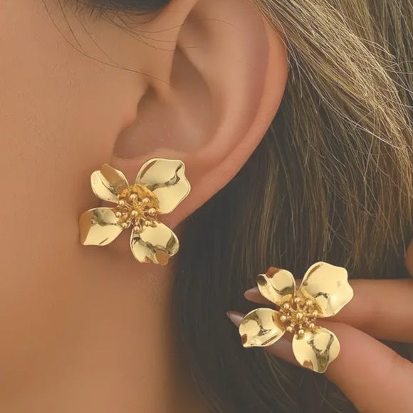 Jewelry - Gold Plated Flower Stud Earrings